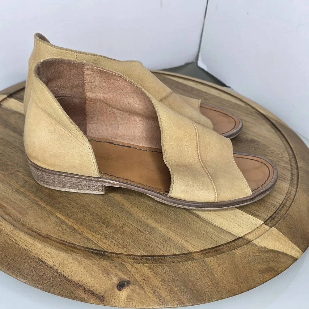 Free people Mont Blanc Sandals Flats Tan Brown Leather sz 40 9.5 Asymmetrical